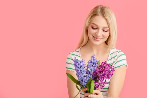 Vacker Ung Kvinna Med Hyacint Blommor Färg Bakgrund — Stockfoto