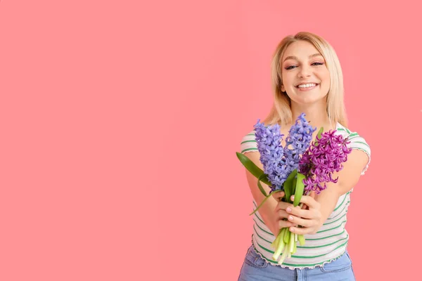 Hermosa Mujer Joven Con Flores Jacinto Sobre Fondo Color —  Fotos de Stock