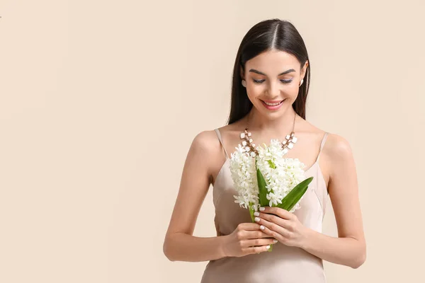 Vacker Ung Kvinna Med Hyacint Blommor Ljus Bakgrund — Stockfoto