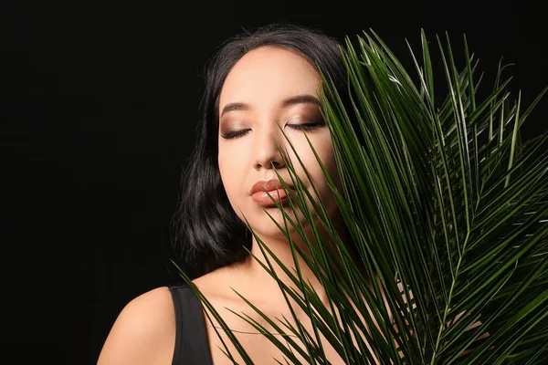 Beautiful Asian Woman Tropical Leaves Dark Background — Stock Photo, Image