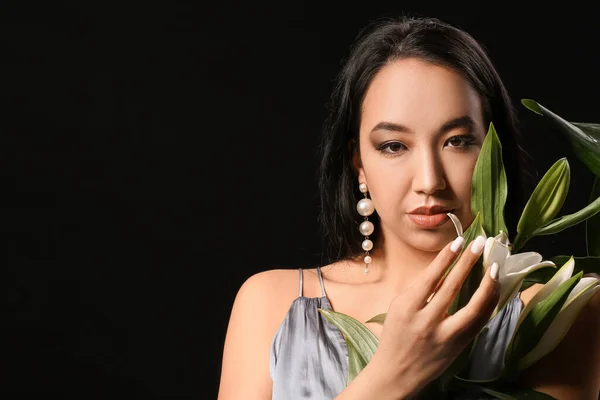 Beautiful Asian Woman Flowers Tropical Leaves Dark Background — Stock Photo, Image