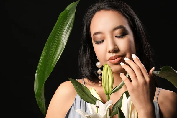 Mooie Aziatische Vrouw Met Bloemen Tropische Bladeren Donkere Achtergrond — Stockfoto