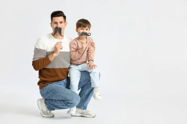 Buon Padre Suo Piccolo Figlio Con Decorazioni Festa Sfondo Chiaro — Foto Stock