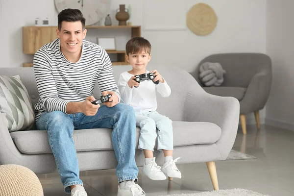 Otec Jeho Malý Syn Hrají Doma Videohru — Stock fotografie