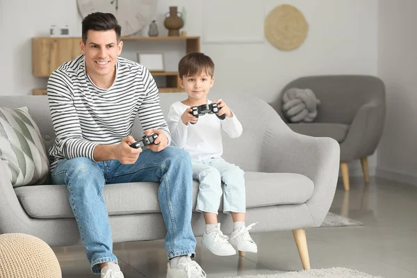 Padre Pequeño Hijo Jugando Videojuegos Casa — Foto de Stock