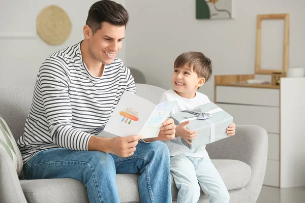 Kleine Jongen Begroet Zijn Vader Vaderdag Thuis — Stockfoto