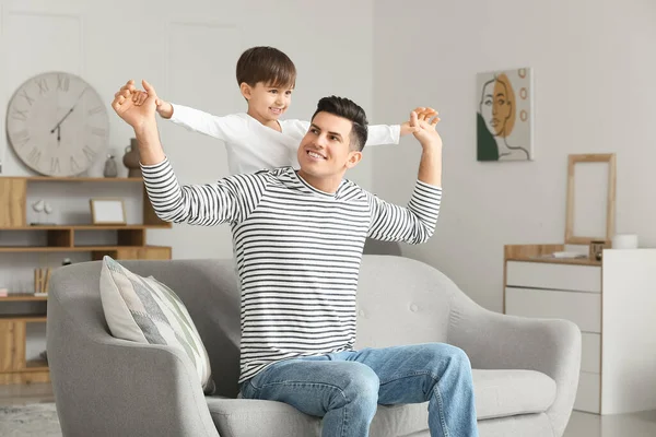 Glücklicher Vater Und Sein Kleiner Sohn Hause — Stockfoto