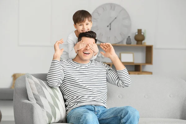 Mutlu Baba Küçük Oğlu Evde — Stok fotoğraf