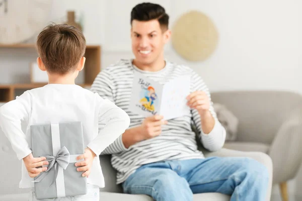 Little Boy Greeting His Dad Father Day Home — Stock Photo, Image