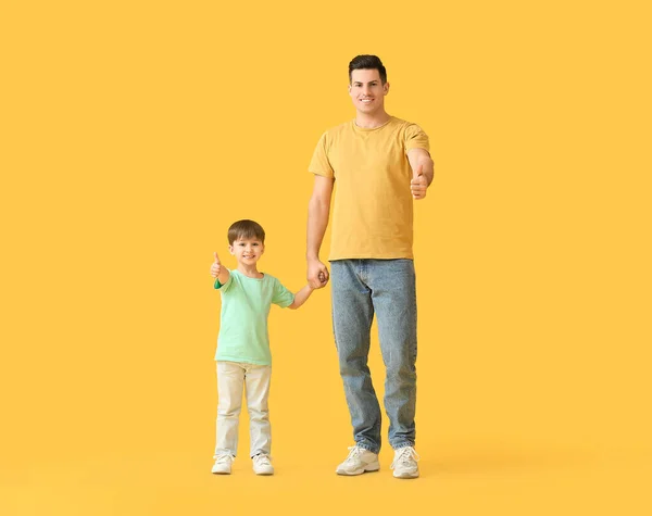 Happy Father His Little Son Showing Thumb Color Background — Stock Photo, Image