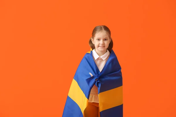 Klein Meisje Met Vlag Van Zweden Kleur Achtergrond — Stockfoto