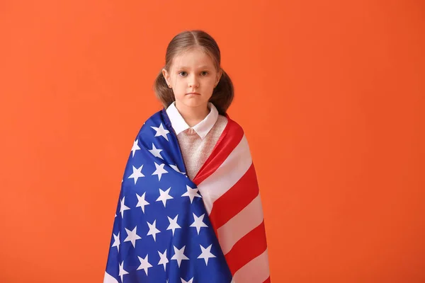Malá Dívka Vlajkou Usa Barevném Pozadí — Stock fotografie
