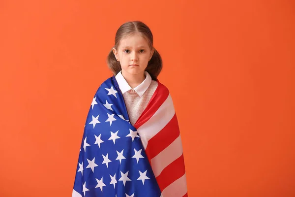 Petite Fille Avec Drapeau Des États Unis Sur Fond Couleur — Photo