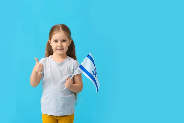 Маленькая Девочка Флагом Израиля Показывает Большой Палец Вверх Цветном Фоне — стоковое фото