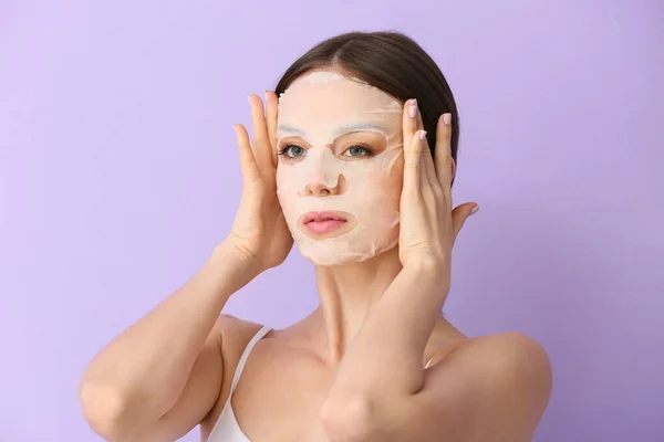 Belle Jeune Femme Avec Feuille Masque Facial Sur Fond Couleur — Photo