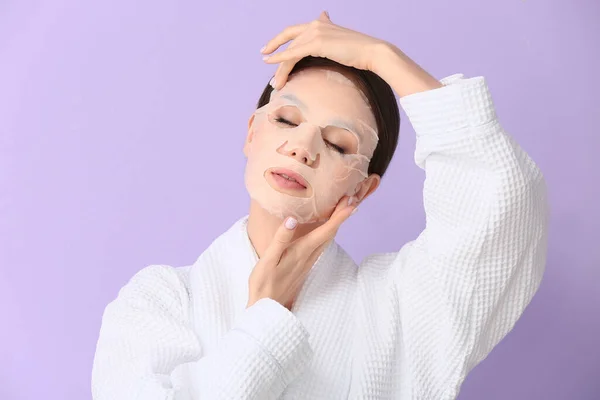 Hermosa Mujer Joven Con Máscara Facial Hoja Fondo Color — Foto de Stock