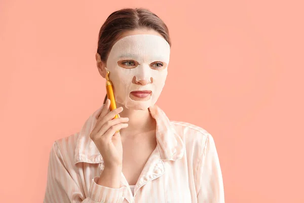 Mulher Bonita Com Folha Máscara Facial Ferramenta Massagem Sobre Fundo — Fotografia de Stock