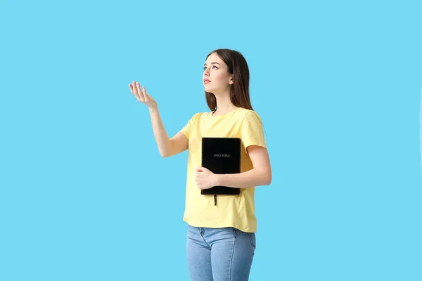 Young Woman Bible Color Background — Stock Photo, Image