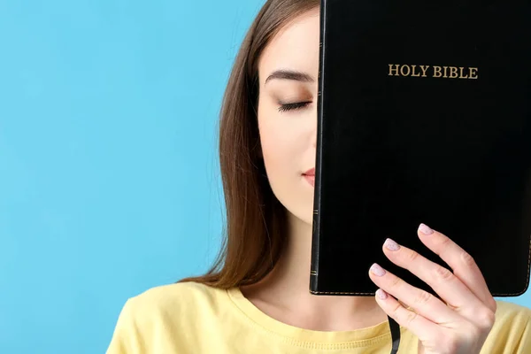 Mujer Joven Con Biblia Sobre Fondo Color — Foto de Stock