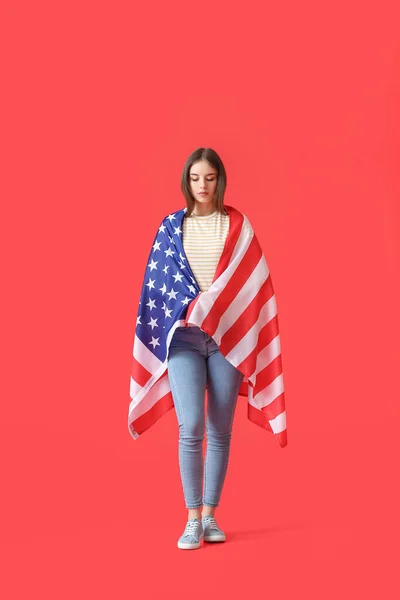 Wanita Muda Yang Sedih Dengan Bendera Usa Latar Belakang Warna — Stok Foto