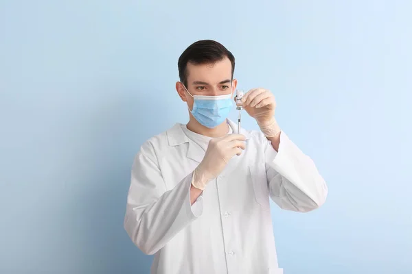 Läkare Med Vaccin Färg Bakgrund — Stockfoto