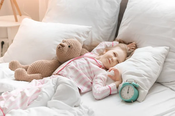 Söt Liten Flicka Sover Sängen — Stockfoto