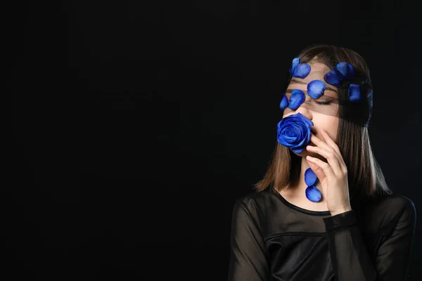 美丽的年轻女子 蓝色的玫瑰 深色的背景 — 图库照片