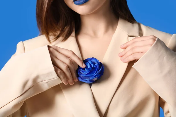 Jovem Elegante Com Rosa Azul Close — Fotografia de Stock