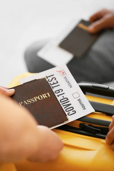 Bağışıklık Pasaport Negatif Covid Test Sonuçlarına Sahip Kıdemli Turistler Havaalanında — Stok fotoğraf