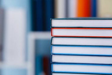 Kütüphanedeki masanın üzerinde kitap yığını