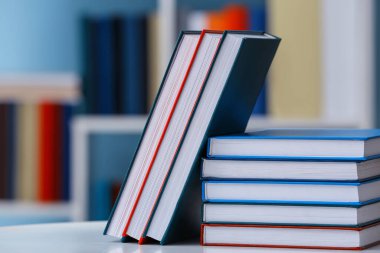 Kütüphanedeki masanın üzerinde kitap yığını