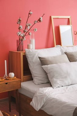 Modern yatak odasının iç dekorasyonu.