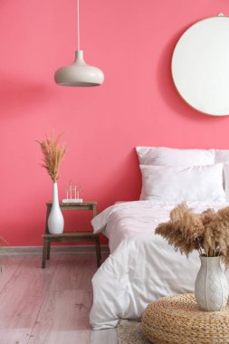 Modern yatak odasının iç dekorasyonu.