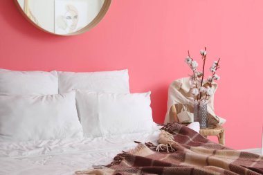 Modern yatak odasının iç dekorasyonu.