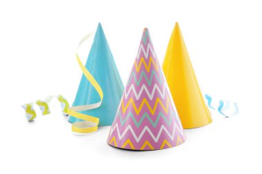 Beyaz arka planda parti şapkaları