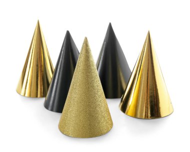 Beyaz arka planda parti şapkaları