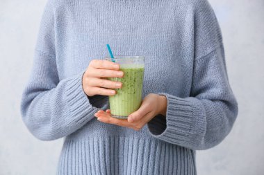 Hafif arka planda meyve püresi olan bir kadın.