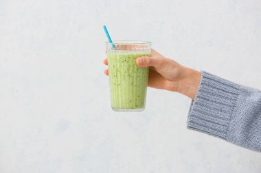 Hafif arka planda meyve püresi olan bir kadın.