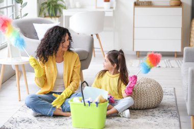 Anne ve kızı evlerini temizliyor.