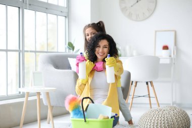 Anne ve kız dairelerini temizlerken eğleniyorlar.