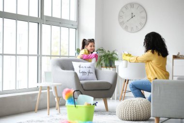 Anne ve kız dairelerini temizlerken eğleniyorlar.