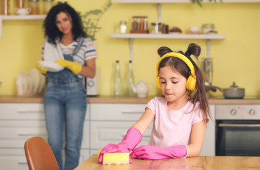 Mutfakta küçük şirin bir kız temizlik masası var.