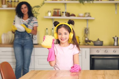 Mutfakta küçük şirin bir kız temizlik masası var.