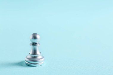 Renkli arkaplanda gümüş piyon