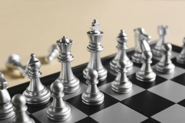 Renk arkaplanı parçalı satranç tahtası