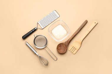 Renkli arka planda mutfak gereçleri