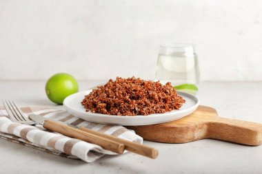 Lezzetli kinoalı kompozisyon ve açık arkaplanda limon