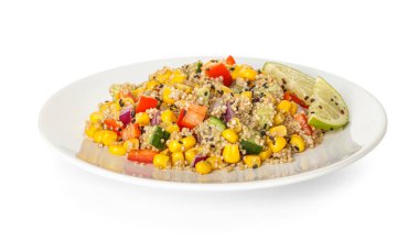 Beyaz arka planda lezzetli kinoa salatası tabağı