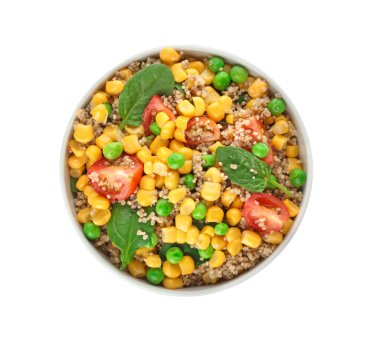 Beyaz arka planda lezzetli kinoa salatası ile kase