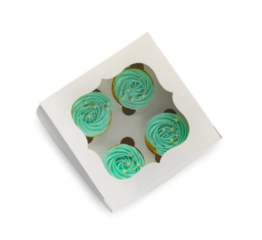 Beyaz arkaplanda lezzetli kekler olan kutu